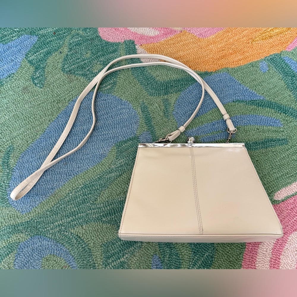 Kenneth Cole Kiss closure frame vintage cream bag.
Stylish streamlined look